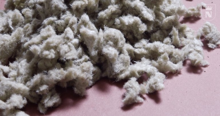 Eingeblasen werden kann Steinwolle (Foto) oder Glaswolle.